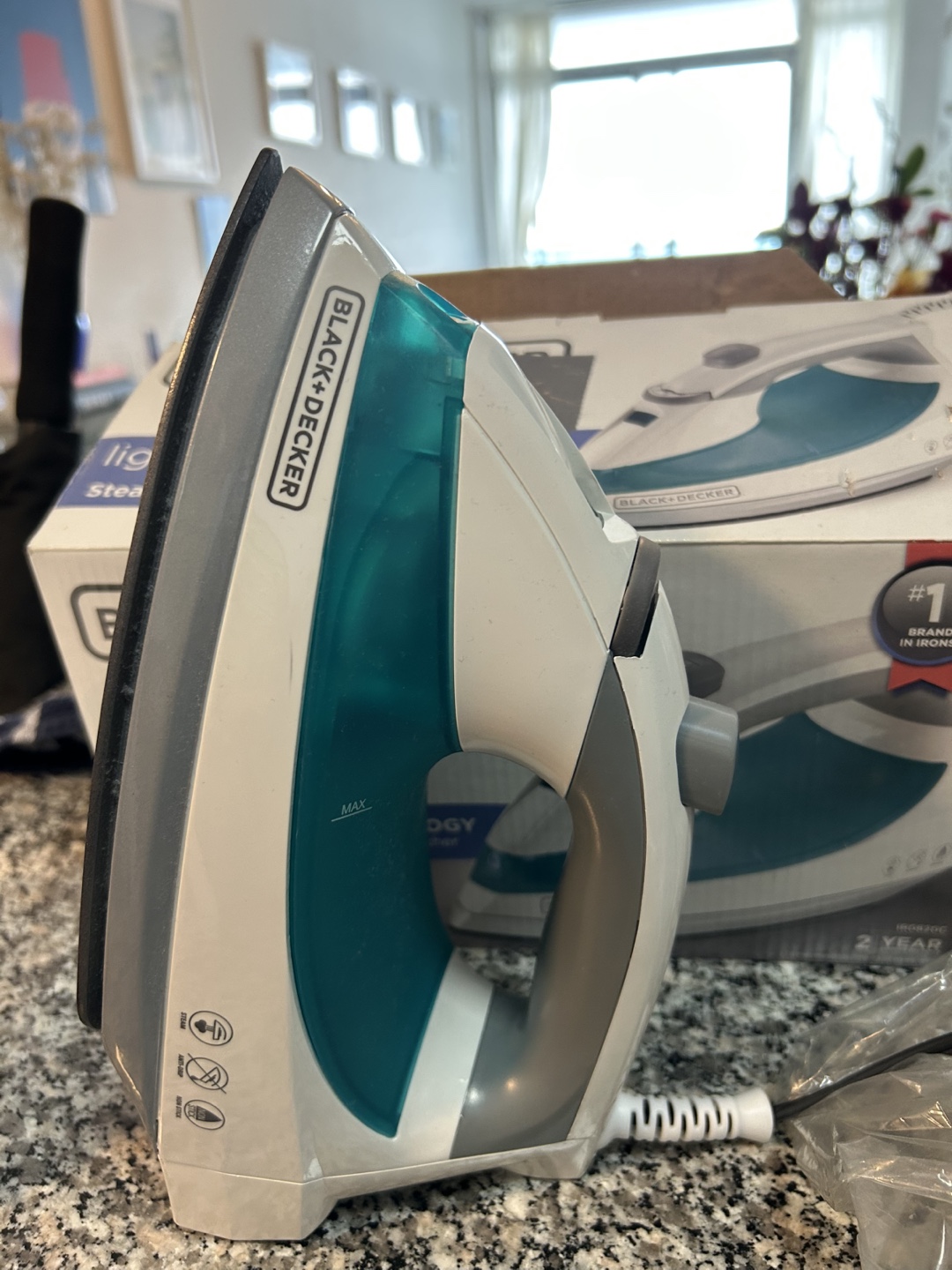 Black+Decker Light n Easy Steam Iron - New in Box - photo 3