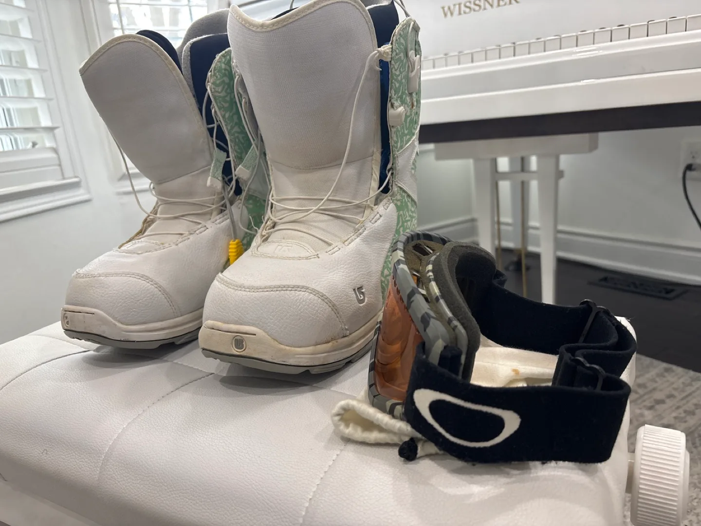 Burton Imprint 1 Snowboard Boots Size 7 + Oakley Goggles image indicator(6)