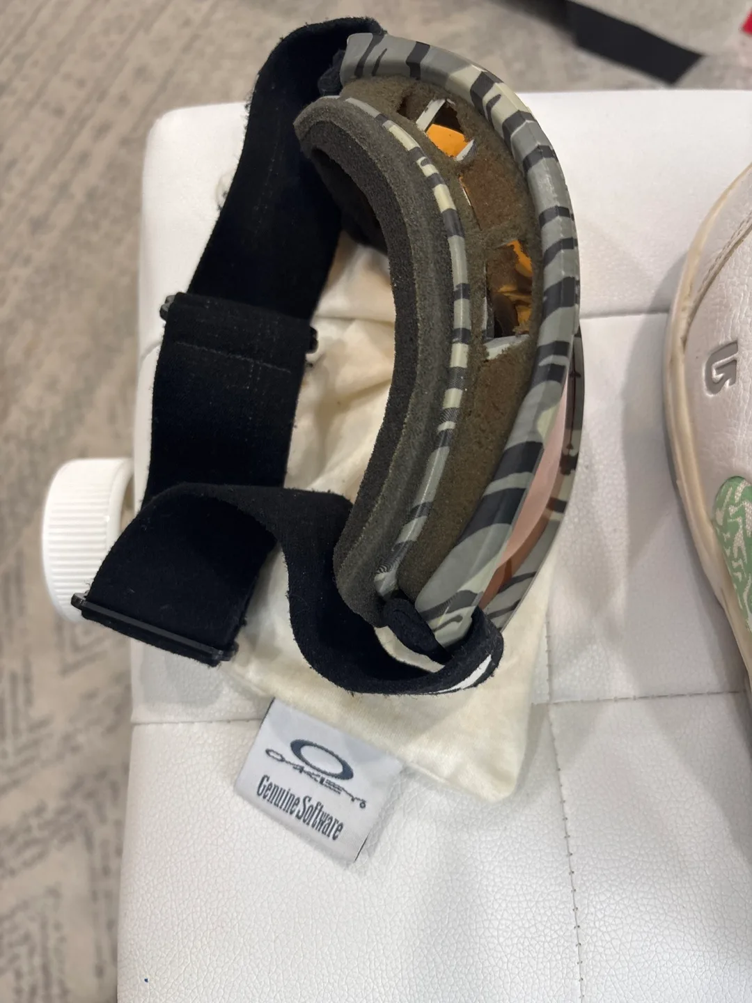 Burton Imprint 1 Snowboard Boots Size 7 + Oakley Goggles image indicator(5)