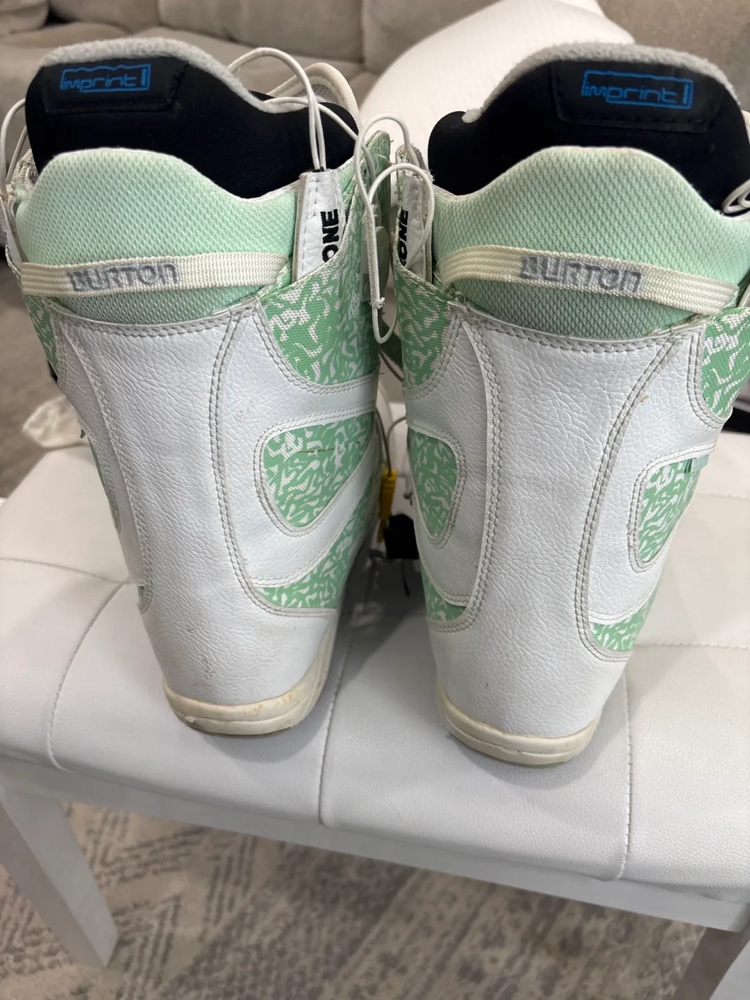 Burton Imprint 1 Snowboard Boots Size 7 + Oakley Goggles image indicator(4)