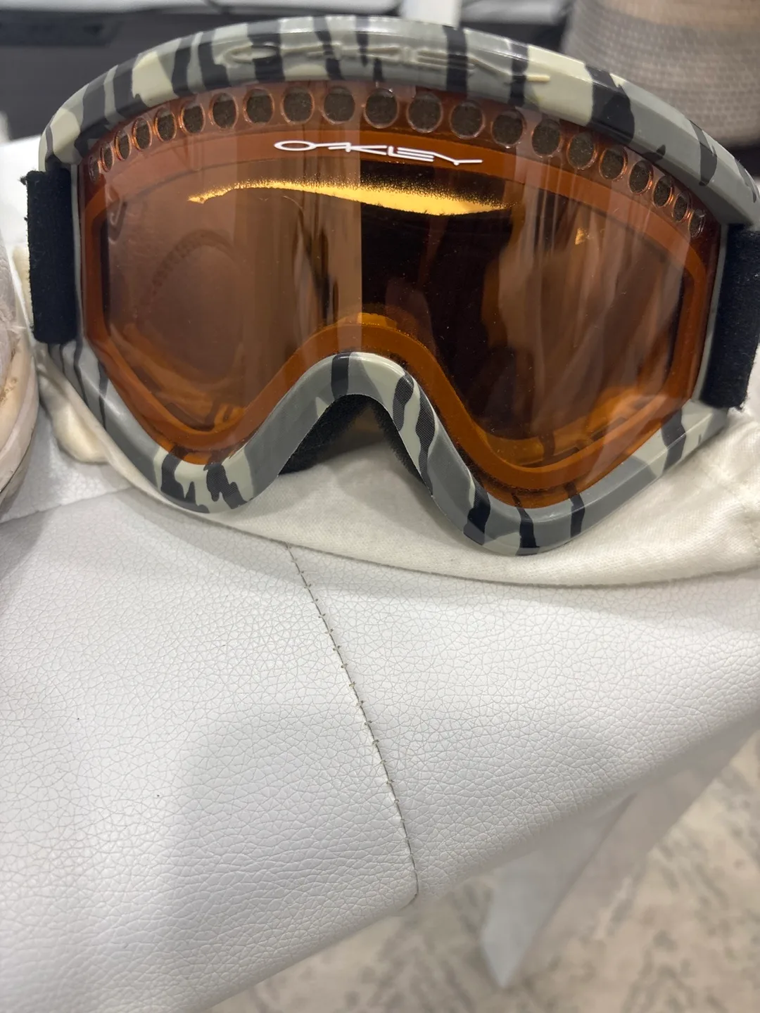 Burton Imprint 1 Snowboard Boots Size 7 + Oakley Goggles image indicator(2)