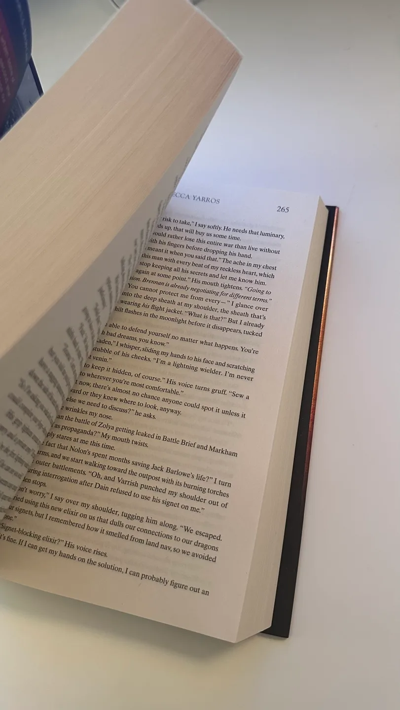 **BRAND NEW** Fourth Wing & Iron Flame by Rebecca Yarros image indicator(7)