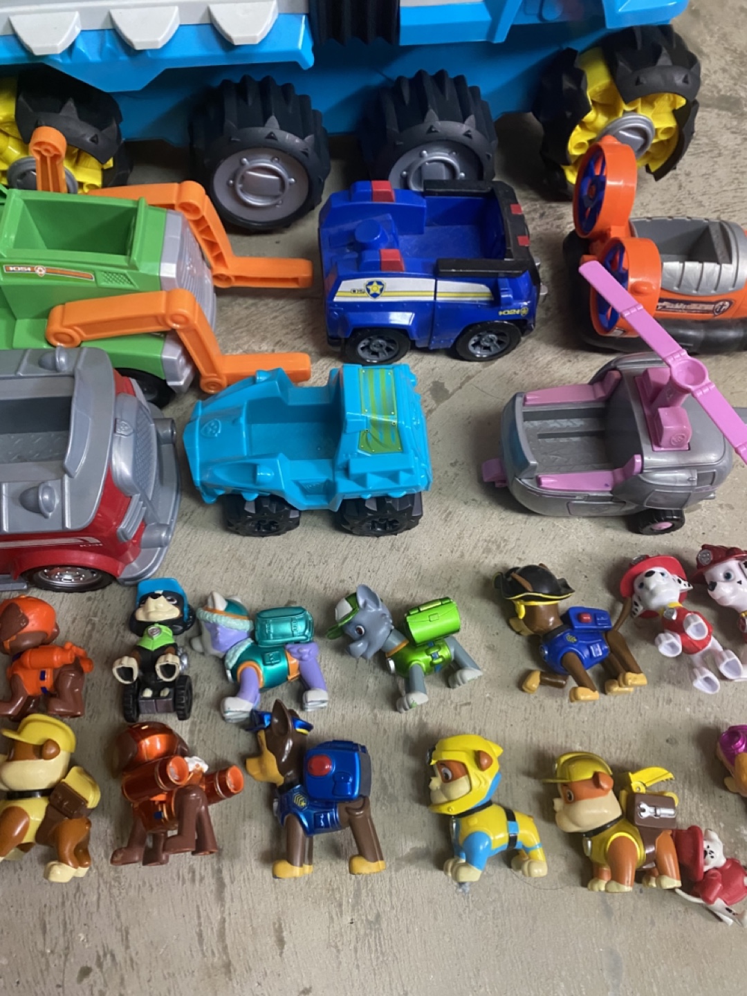 Paw Patrol Ultimate Rescue Vehicles and Figures Playset - photo 3