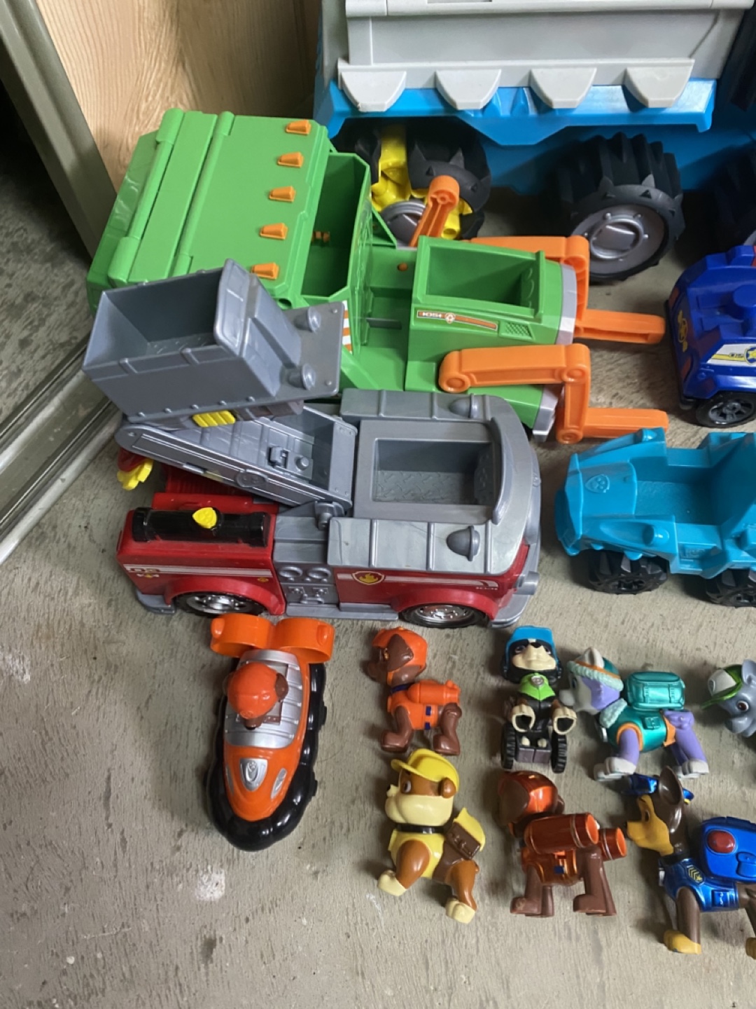 Paw Patrol Ultimate Rescue Vehicles and Figures Playset - photo 2
