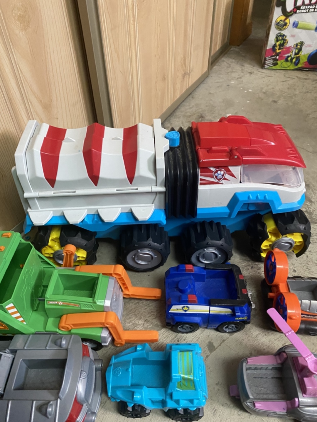 Paw Patrol Ultimate Rescue Vehicles and Figures Playset - photo 5
