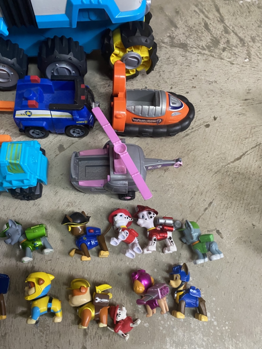 Paw Patrol Ultimate Rescue Vehicles and Figures Playset - photo 4