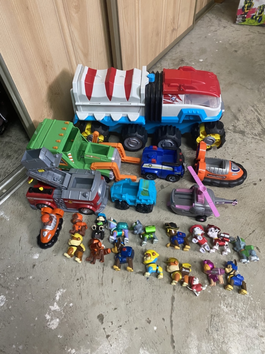 Paw Patrol Ultimate Rescue Vehicles and Figures Playset