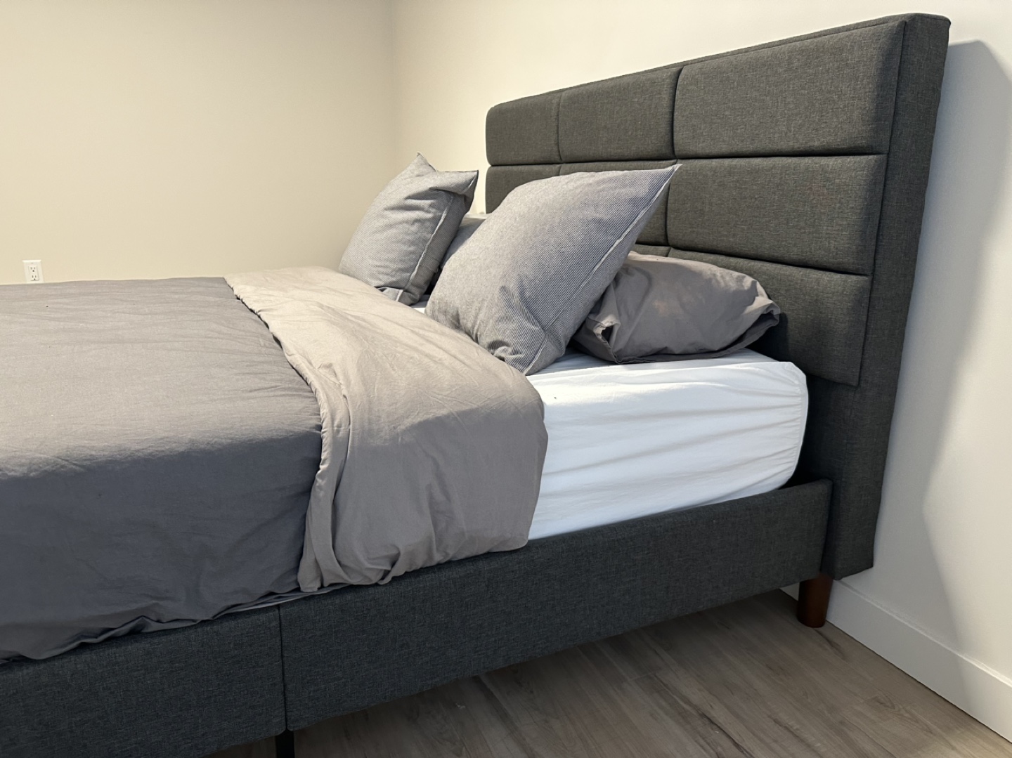 Queen Bed , everyhting in photo included - photo 3