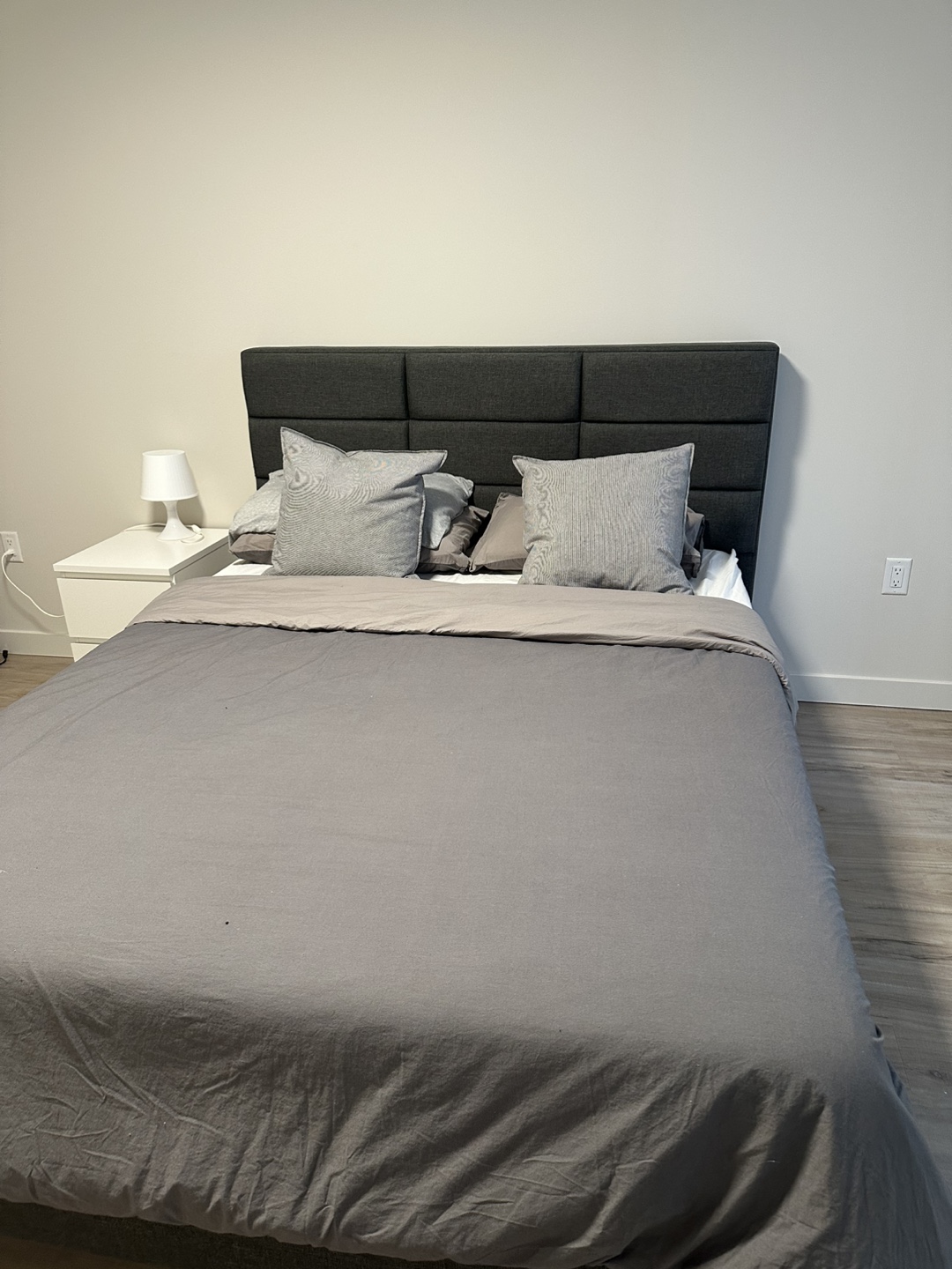 Queen Bed , everyhting in photo included - photo 2