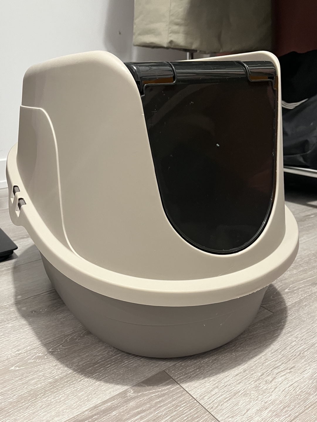 Amazon basics Cat Litter Box enclosed lid - photo 2