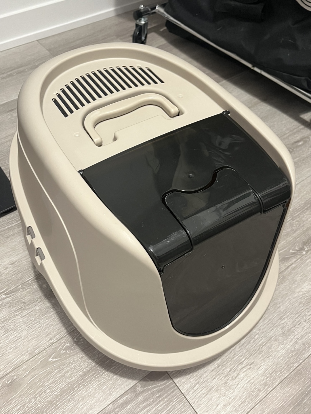 Amazon basics Cat Litter Box enclosed lid - photo 3
