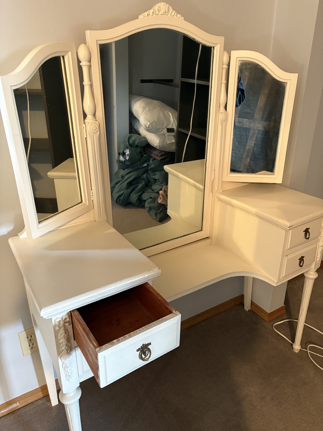 Vintage White Vanity with Tri-fold Mirror - photo 5