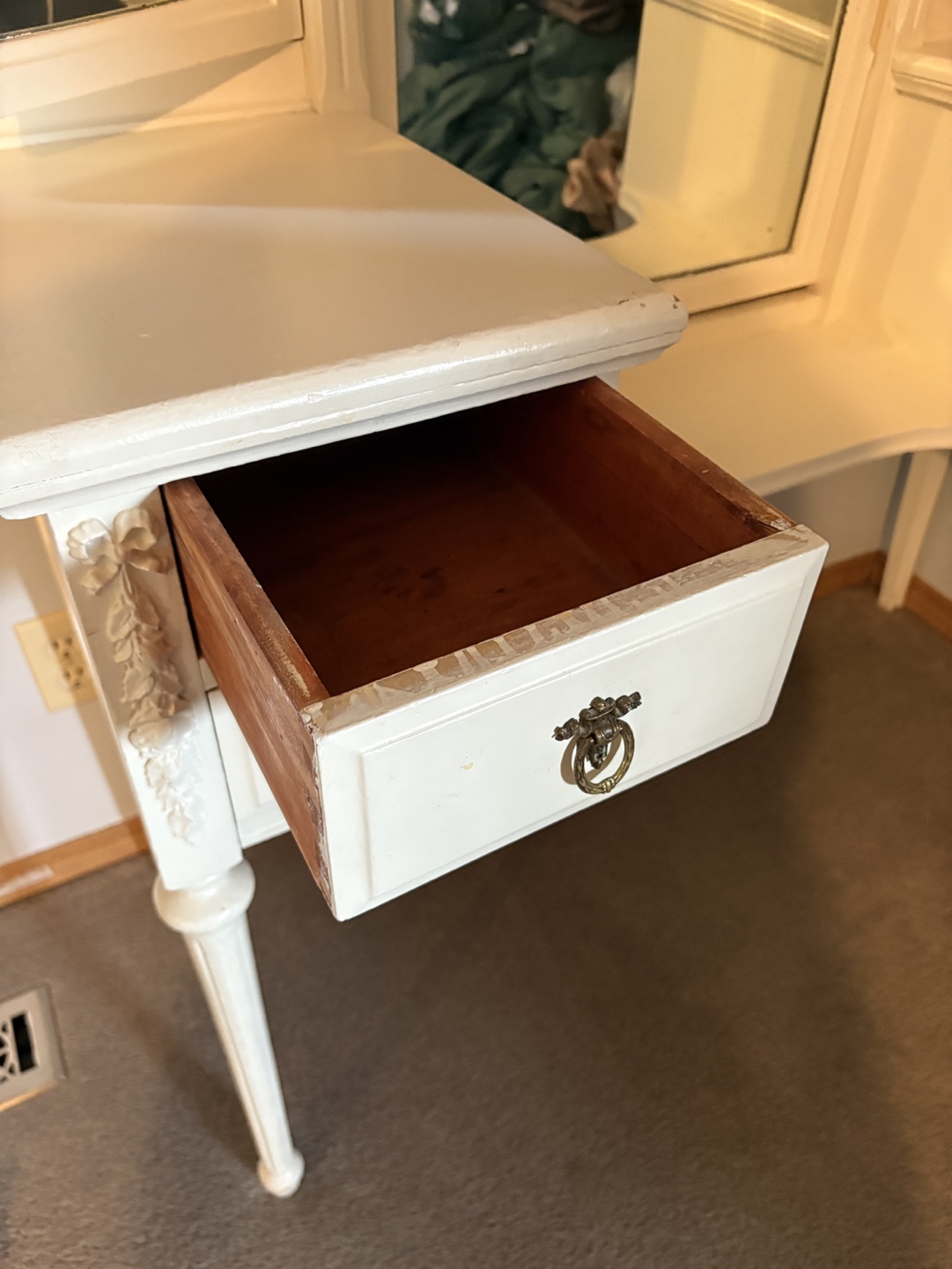 Vintage White Vanity with Tri-fold Mirror - photo 4