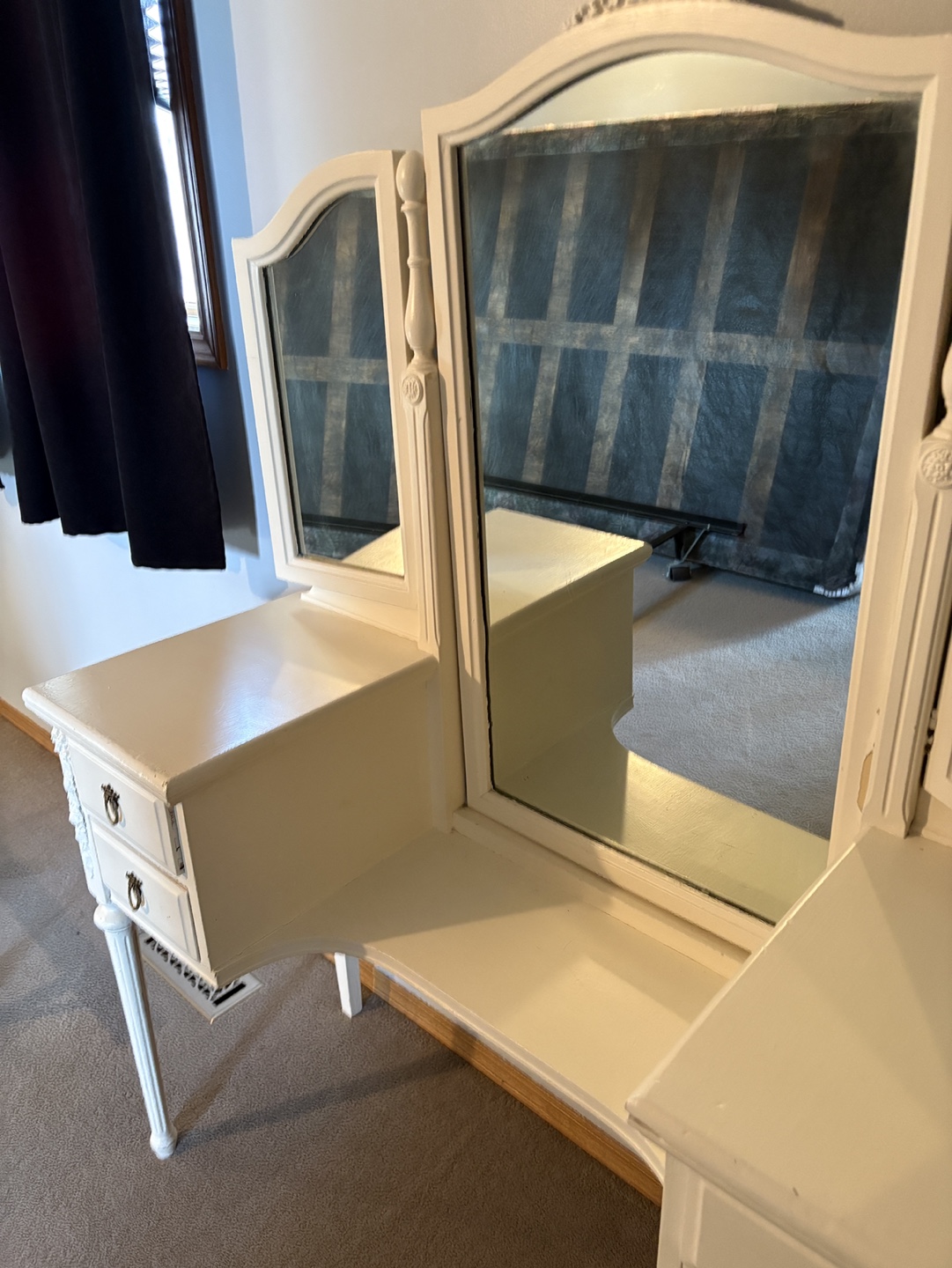 Vintage White Vanity with Tri-fold Mirror - photo 3