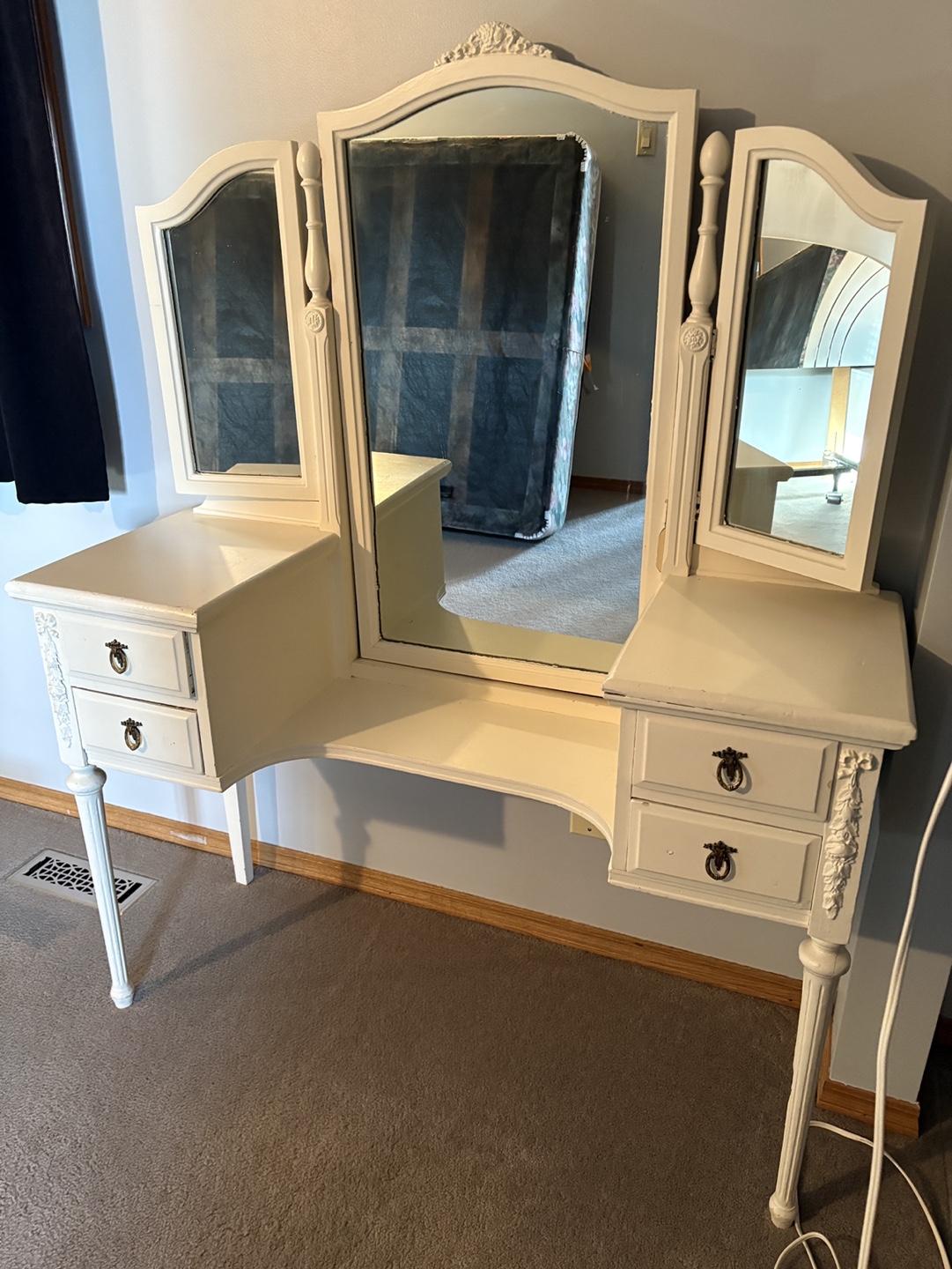 Vintage White Vanity with Tri-fold Mirror - photo 2