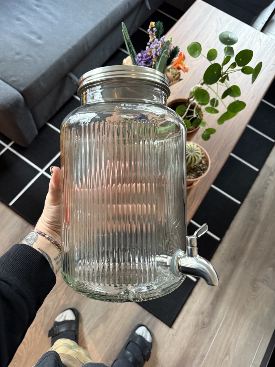 Glass beverage dispenser with tap - 11” tall