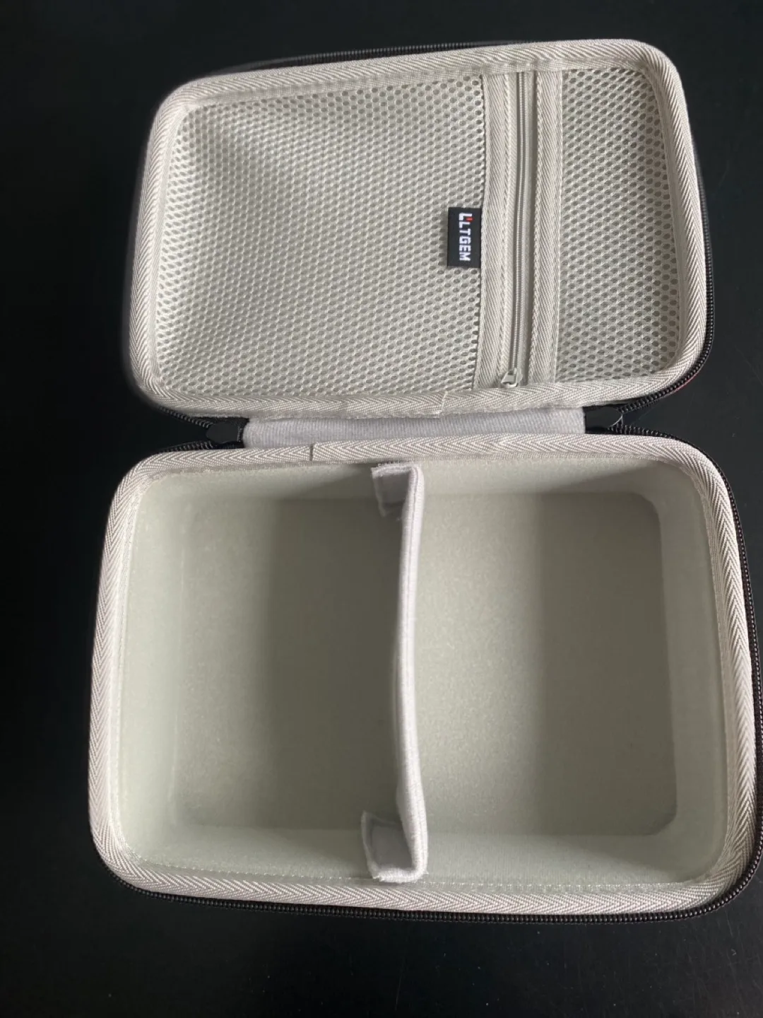 Storage / travel case for wearable breast pump (hard shell) image indicator(3)