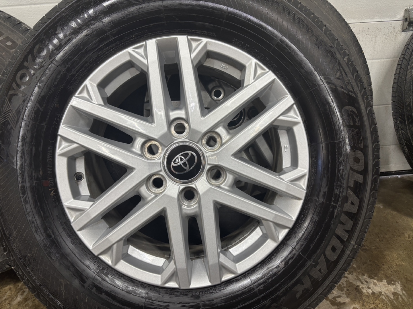 4 Toyota Tundra 18" factory wheels and Tires