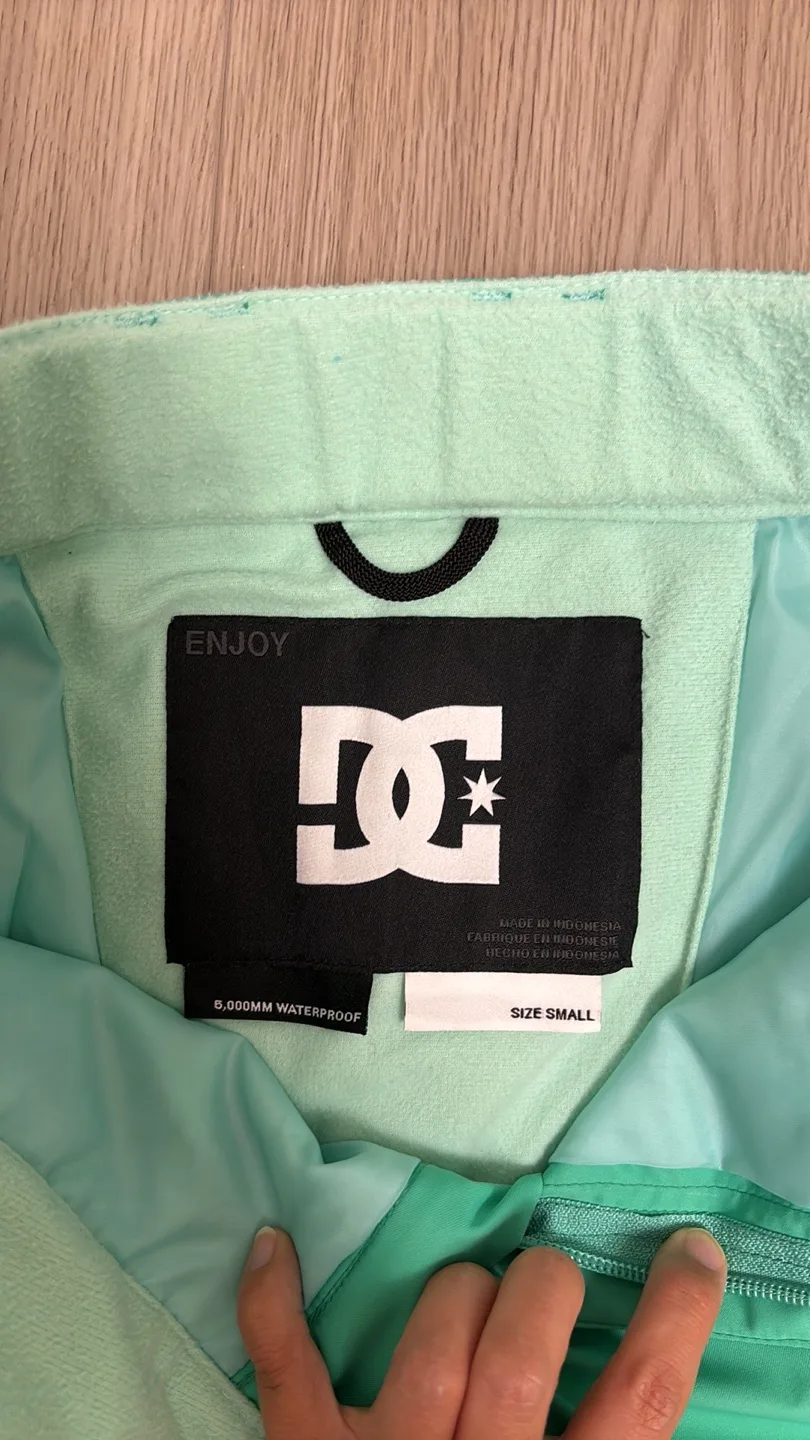 DC Women's Snowboard Pants size small image indicator(2)