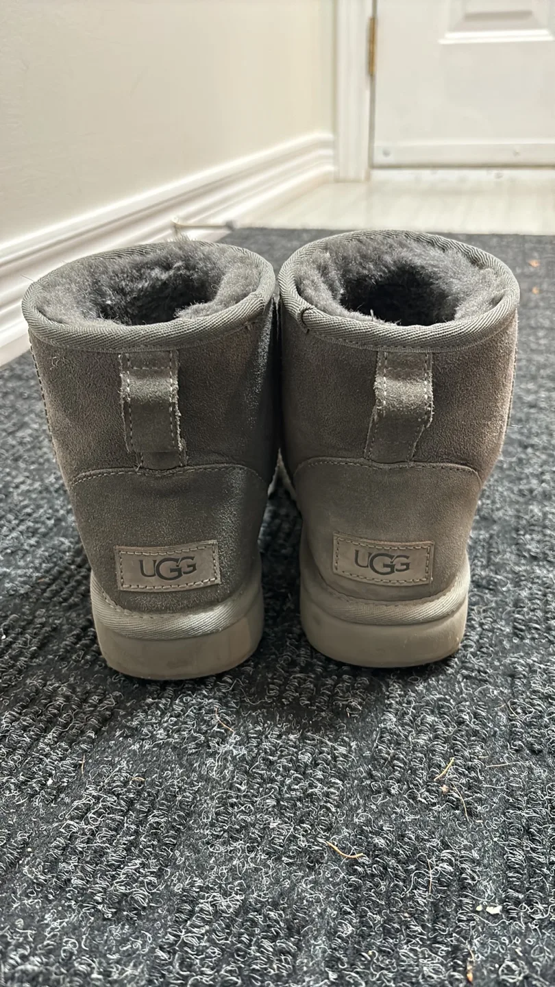 UGG Classic Mini II in grey size 6 image indicator(2)
