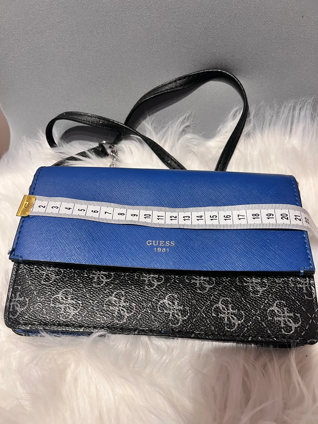 Guess 1981 crossbody bag image indicator(4)