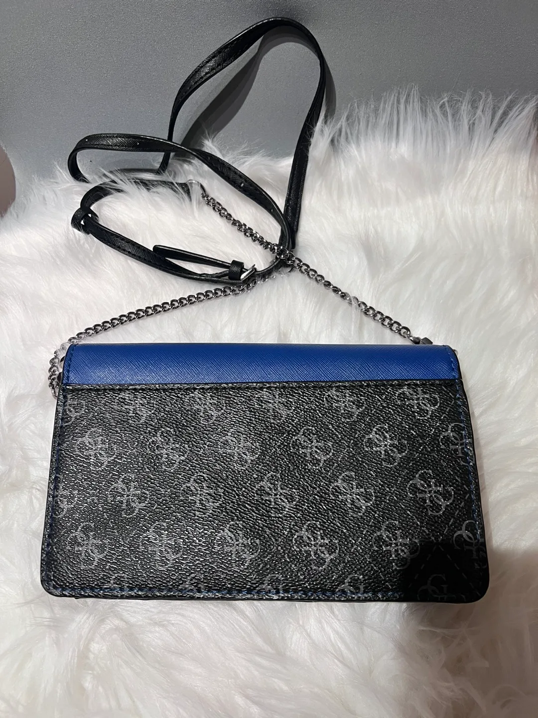 Guess 1981 crossbody bag image indicator(2)