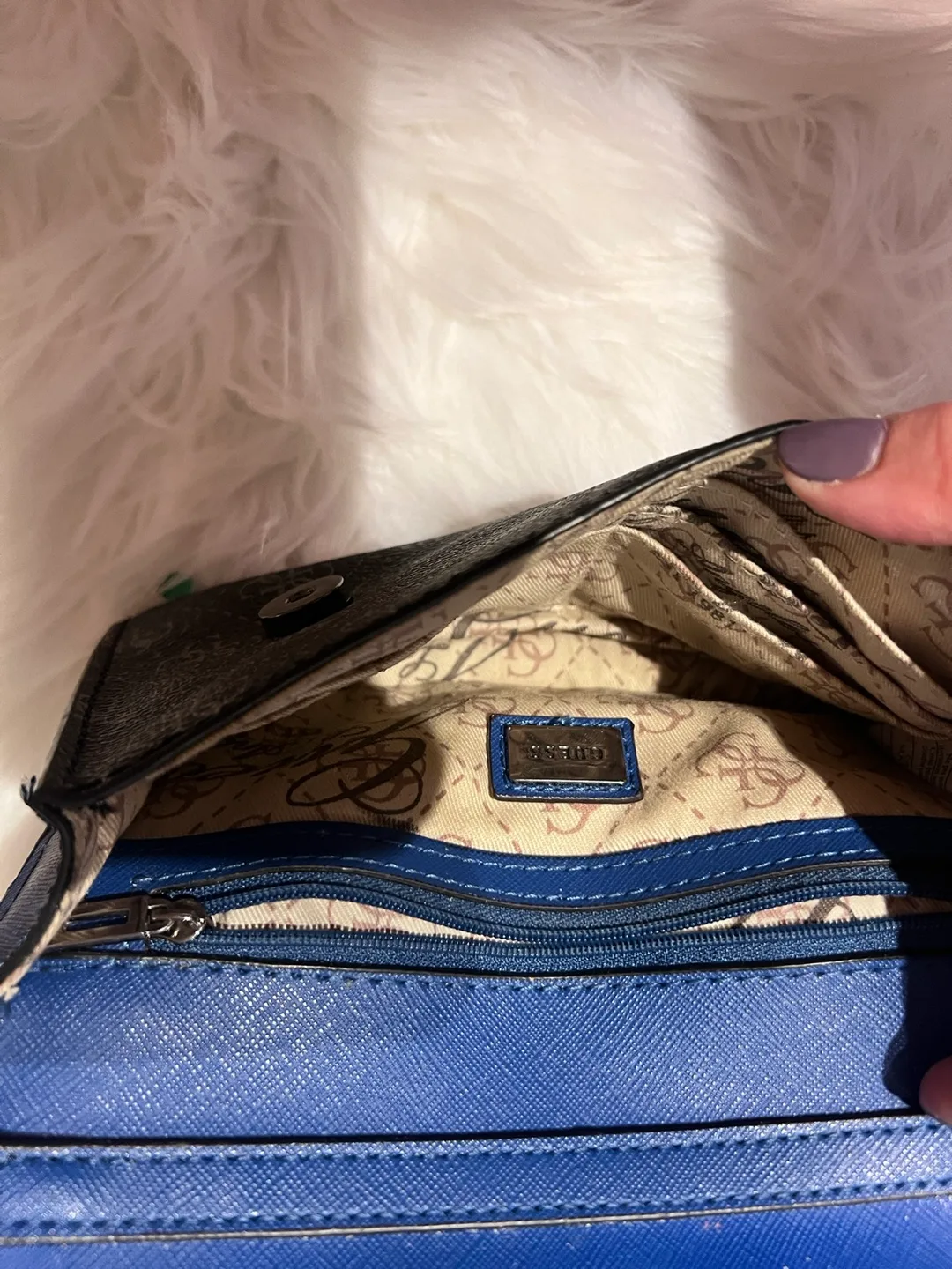 Guess 1981 crossbody bag image indicator(3)