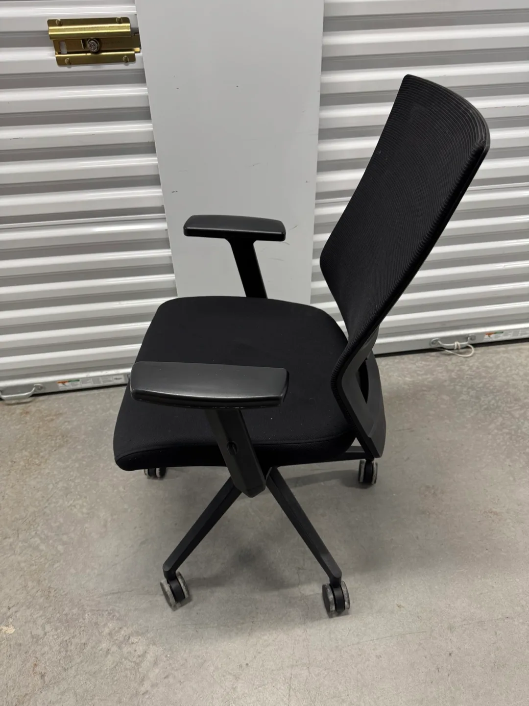 Black Mesh ergonomic Office Chair with Arms (delivery available) image indicator(4)