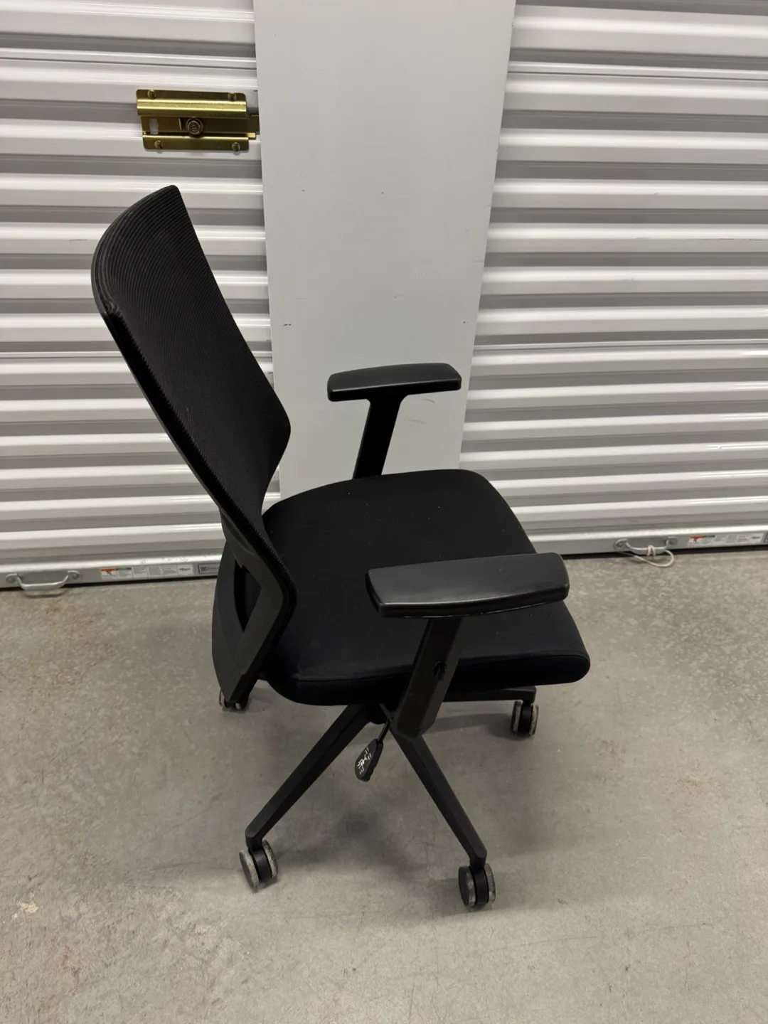 Black Mesh ergonomic Office Chair with Arms (delivery available) image indicator(2)