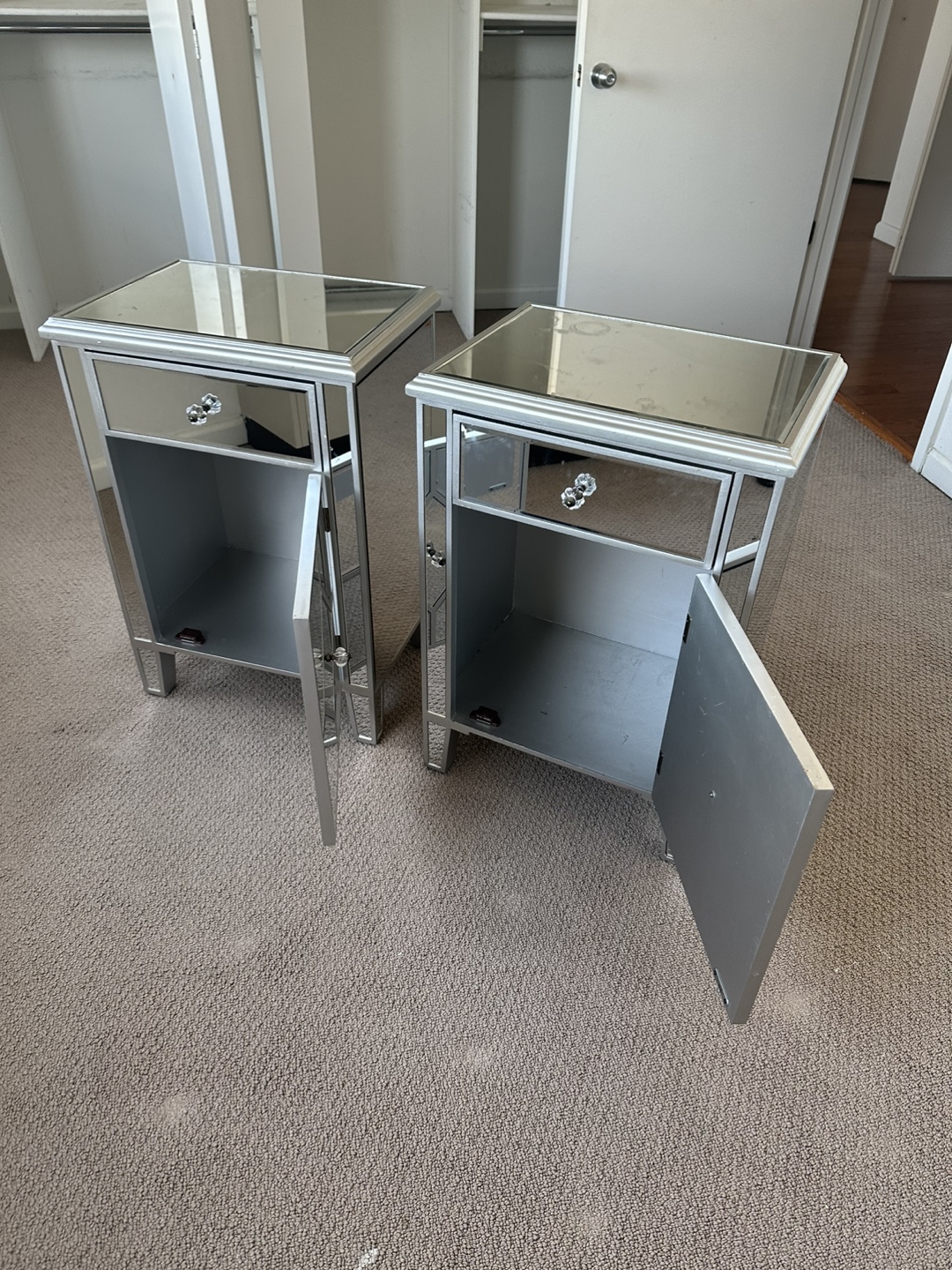 Pair of Mirrored Nightstands - photo 5