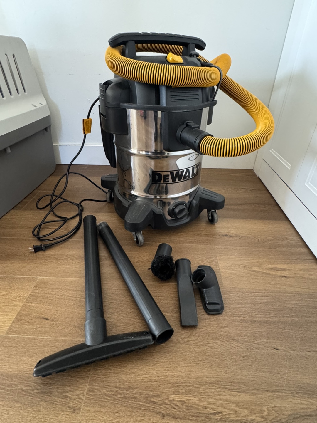 Dewalt 10-Gallon Wet/Dry Vacuum - photo 2