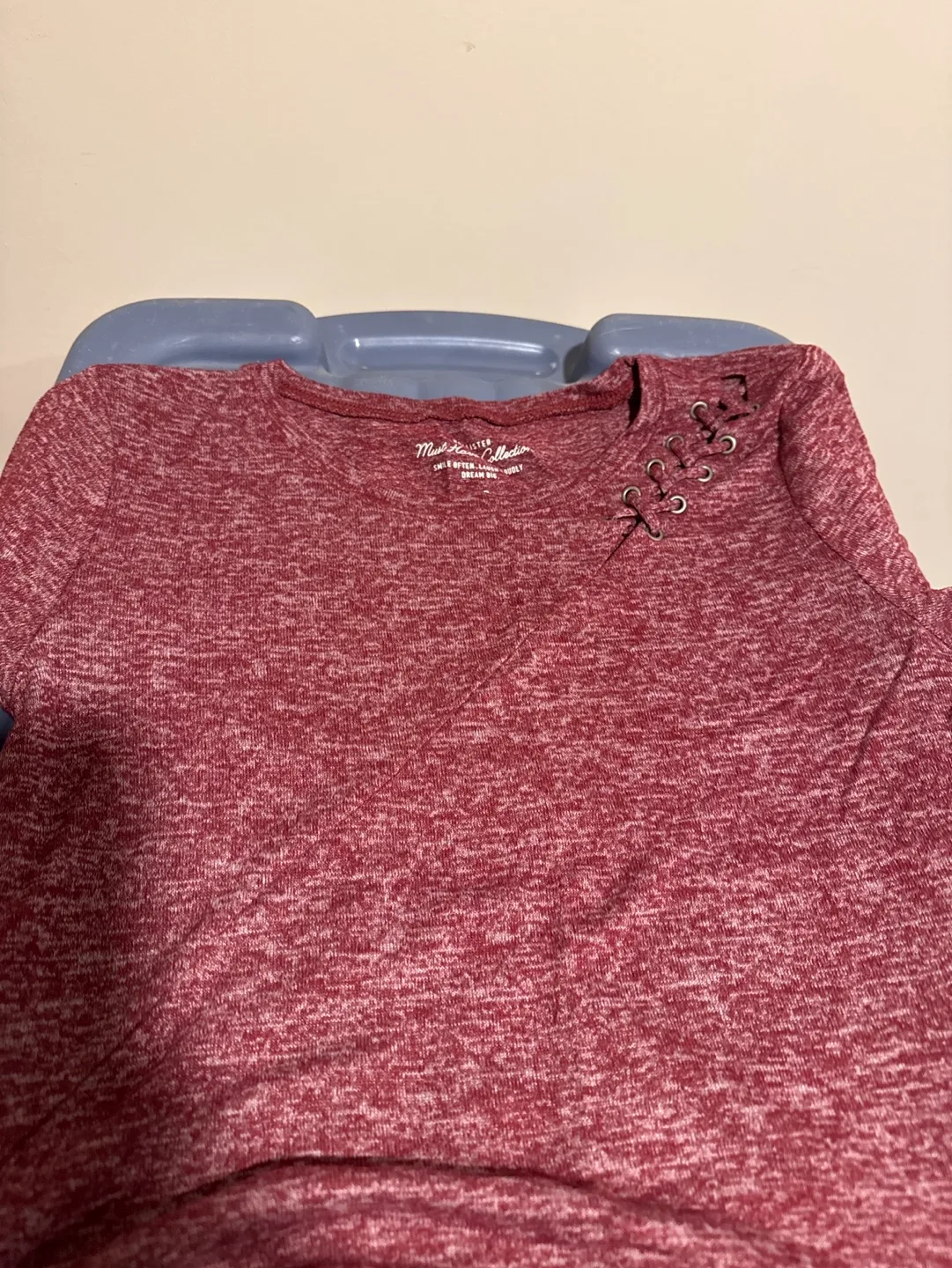 Hollister Must Have Collection Maroon T-Shirt - Size Medium image indicator(3)