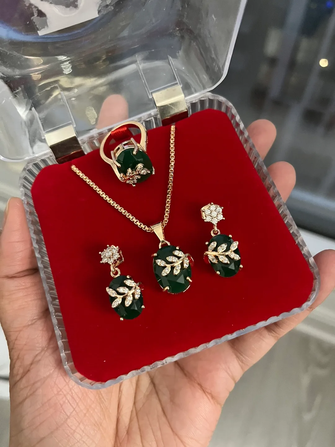 Elegant Green Stone Indian Jewellery Set thumbnail
