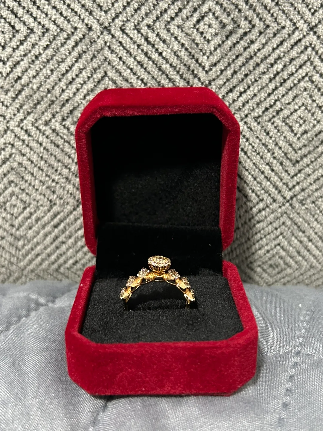 Gorgeous Diamond Ring 18K Gold image indicator(2)