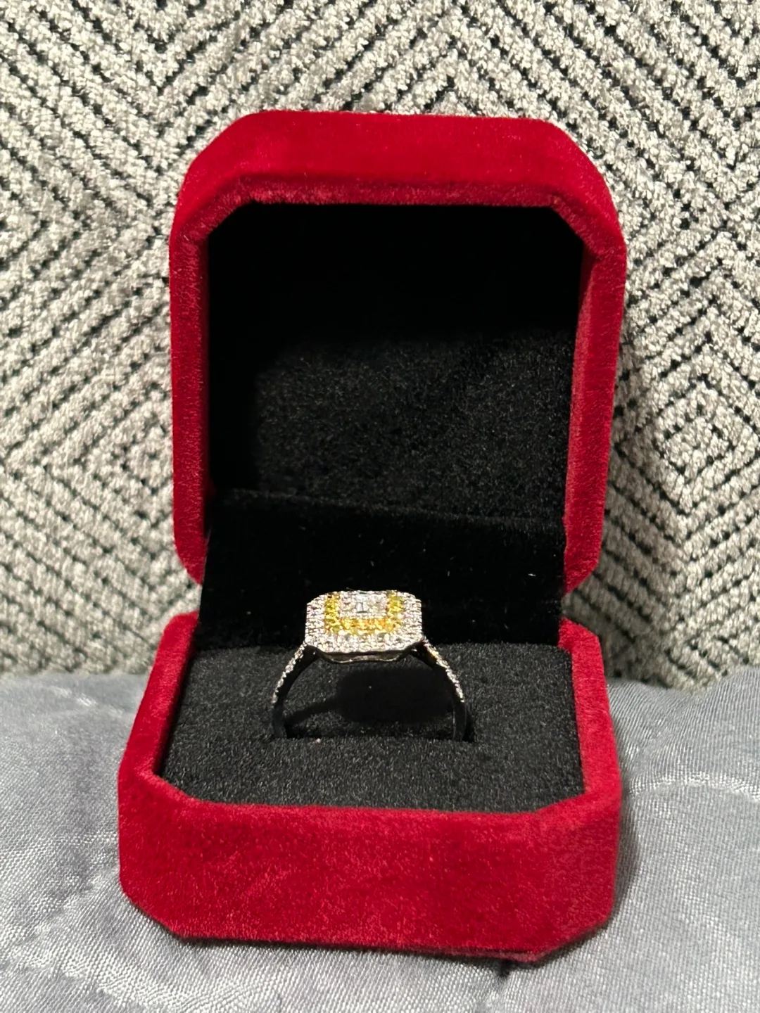 Stunning 18K Japan Gold Diamond Ring image indicator(2)