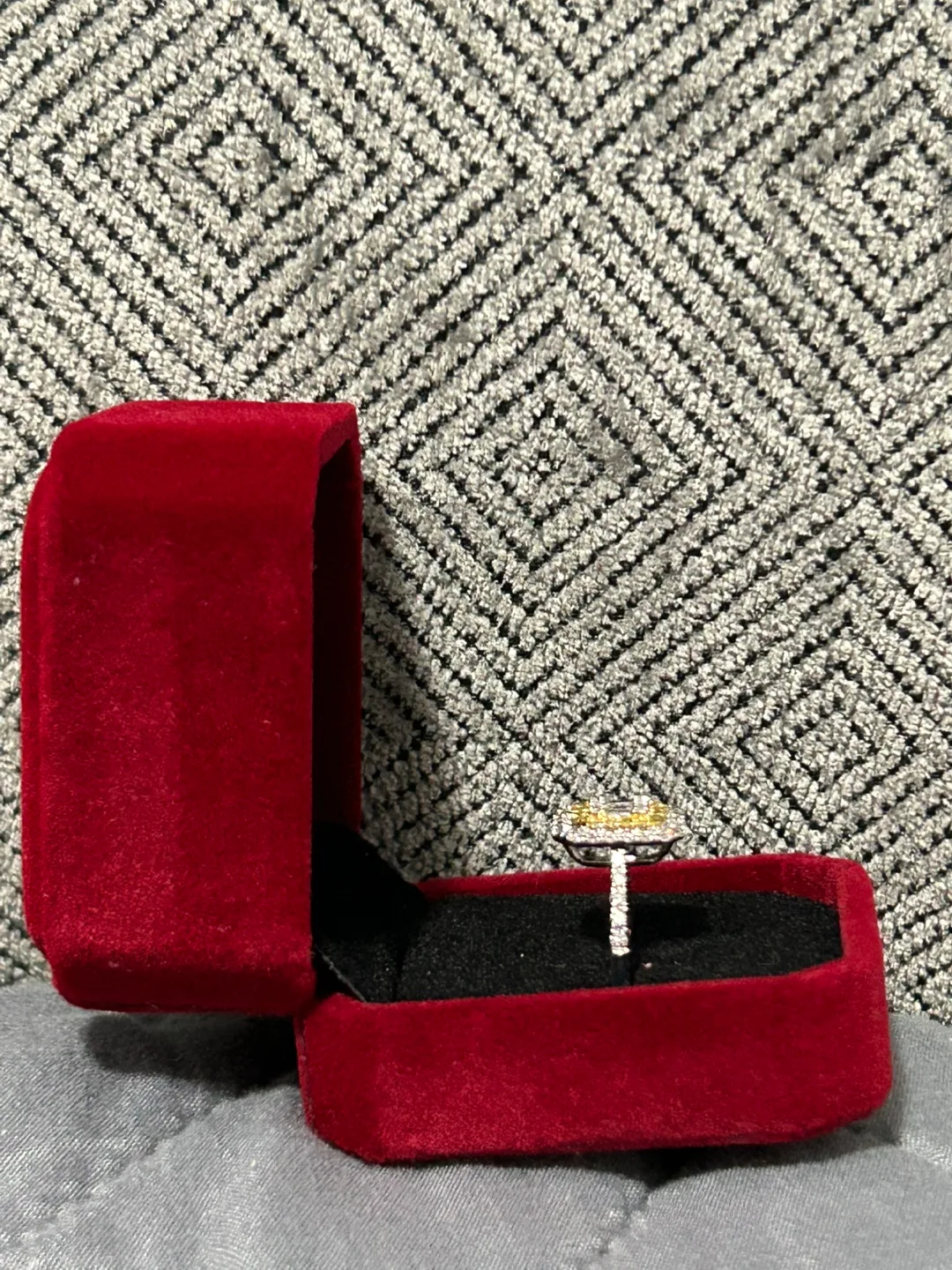 Stunning 18K Japan Gold Diamond Ring image indicator(4)