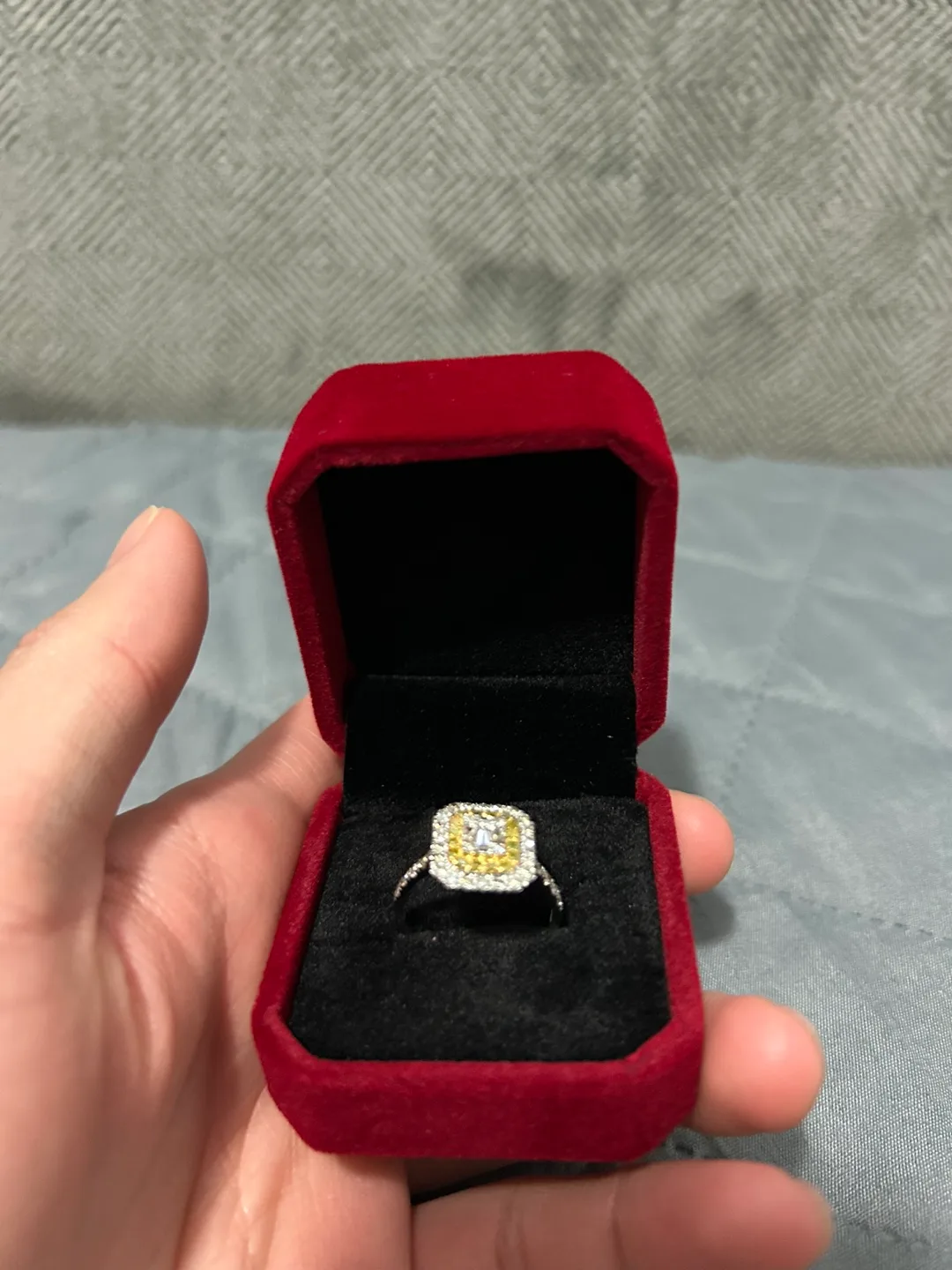 Stunning 18K Japan Gold Diamond Ring image indicator(3)