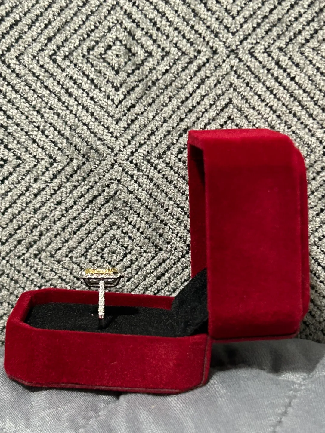 Stunning 18K Japan Gold Diamond Ring image indicator(5)