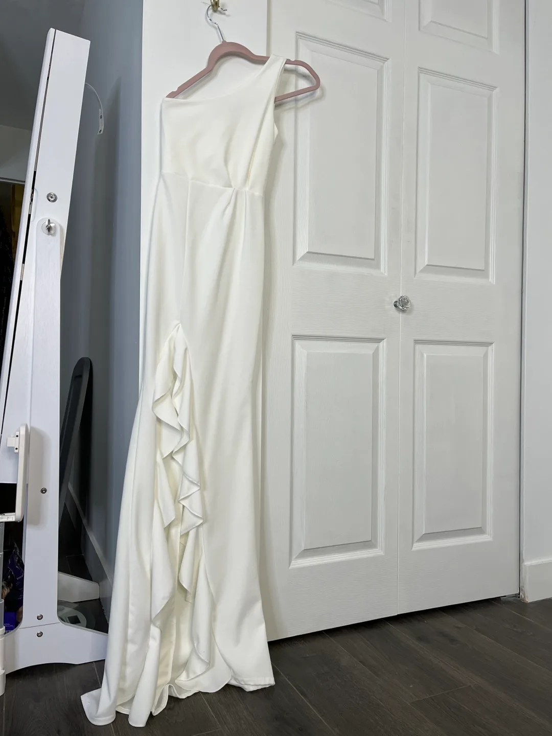 White One-Shoulder Maxi Dress with High Leg Slit image indicator(2)