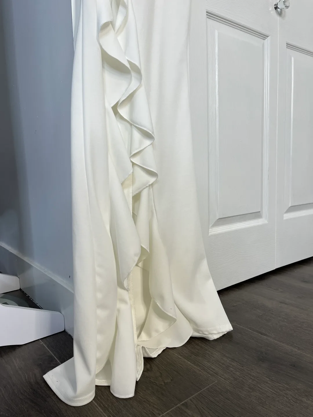 White One-Shoulder Maxi Dress with High Leg Slit image indicator(3)