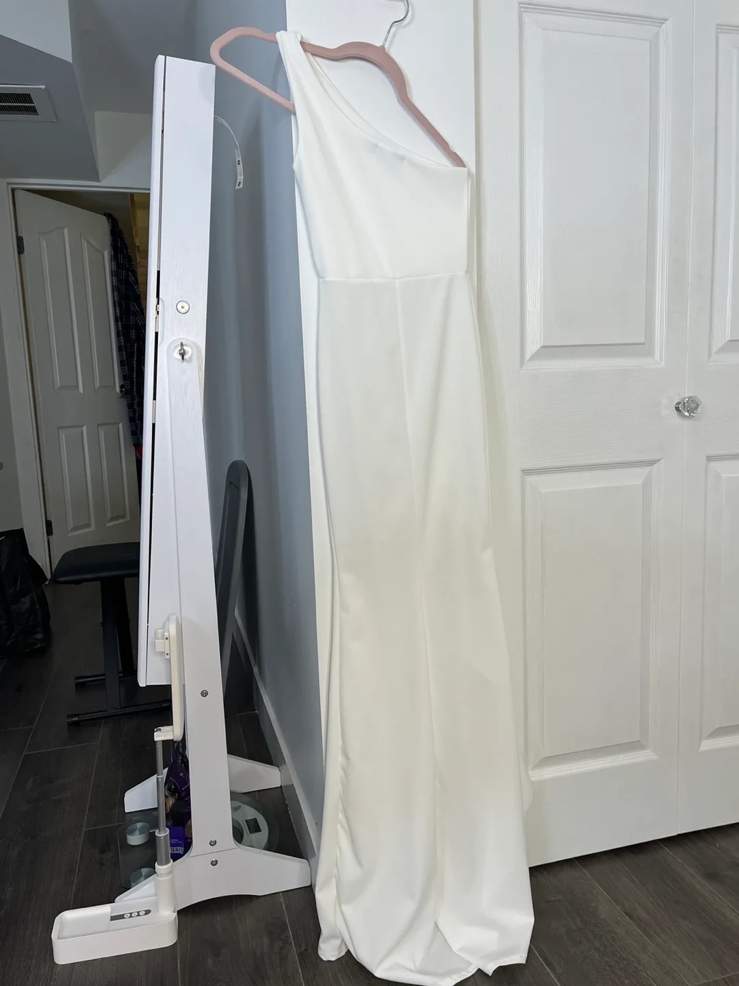 White One-Shoulder Maxi Dress with High Leg Slit image indicator(6)