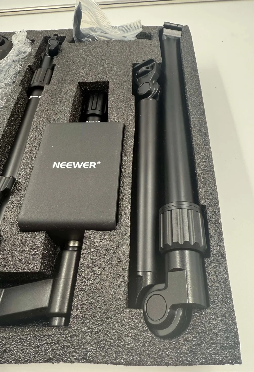 Neewer Flexible Tripod with Adjustable Angles image indicator(2)