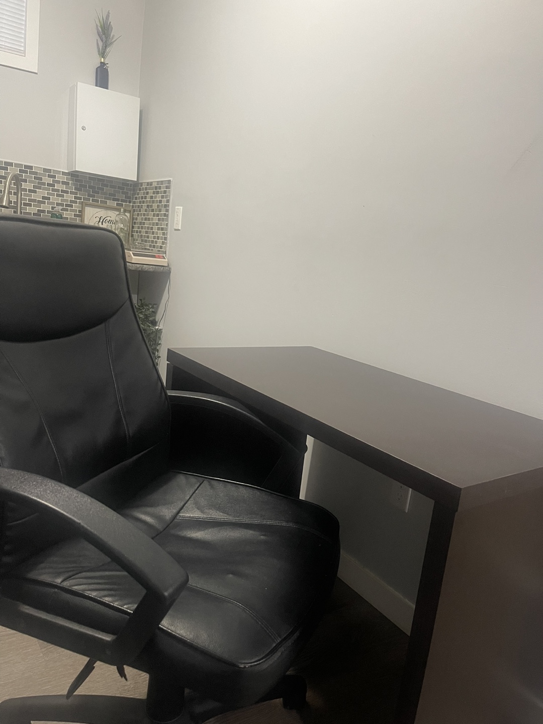 Dark brown computer desk with black office chair - photo 2