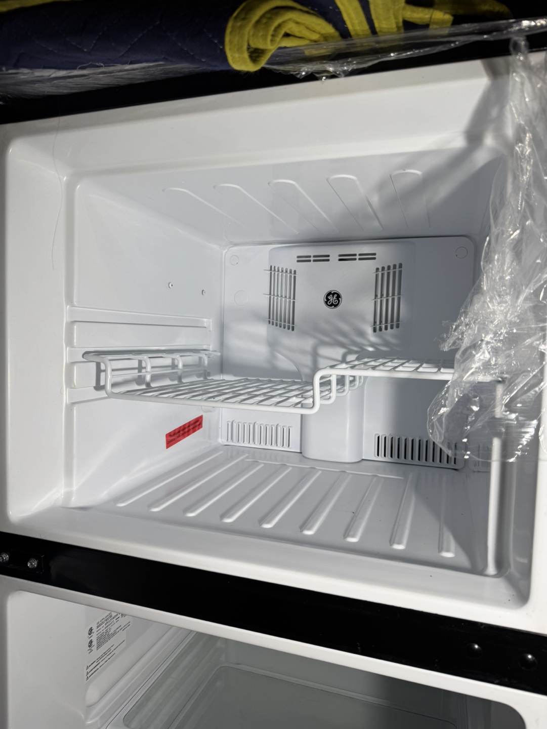 GE GPE12FSKSB Top Freezer Refrigerator - photo 2