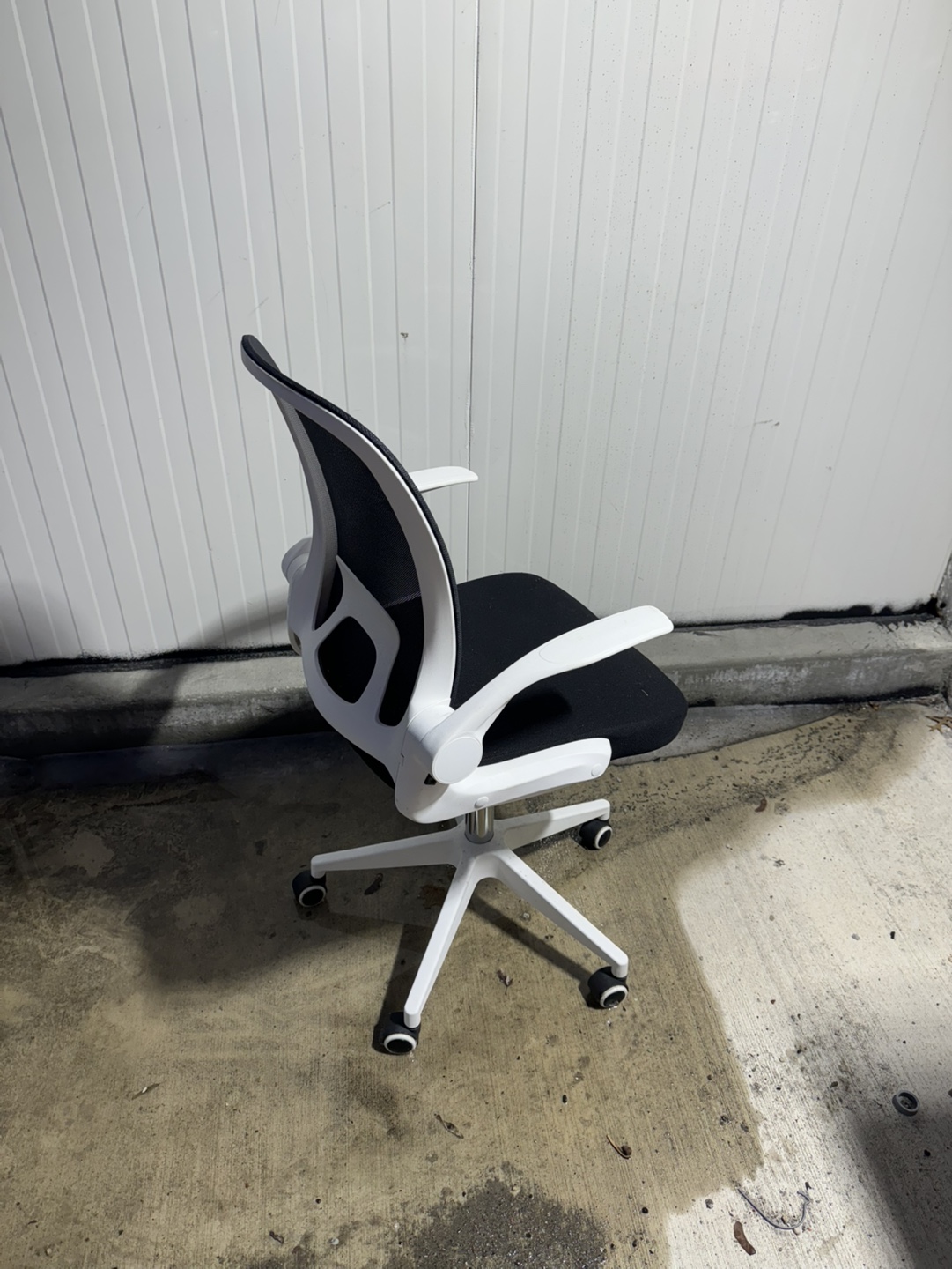 Black and White Mesh Office Chair - photo 2