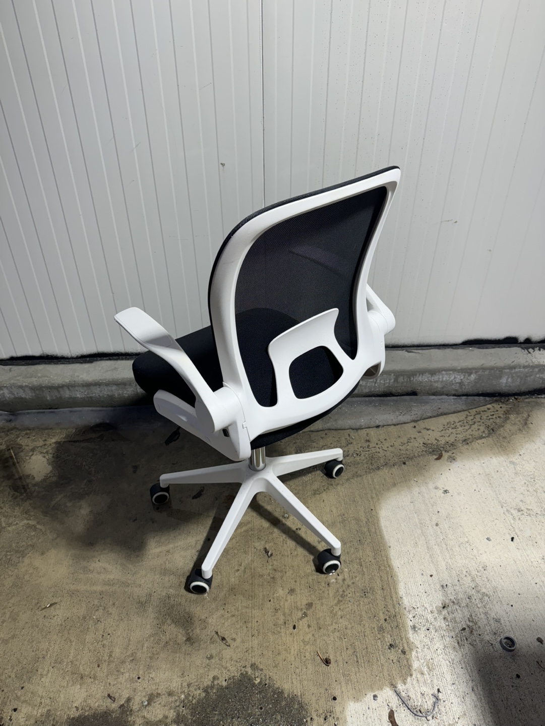 Black and White Mesh Office Chair - photo 3