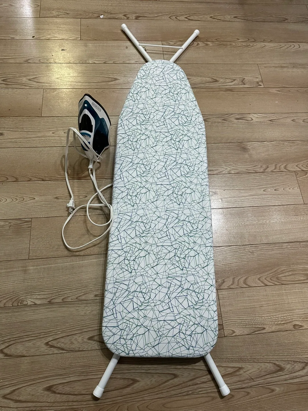 Black+Decker Iron and Ironing Board thumbnail