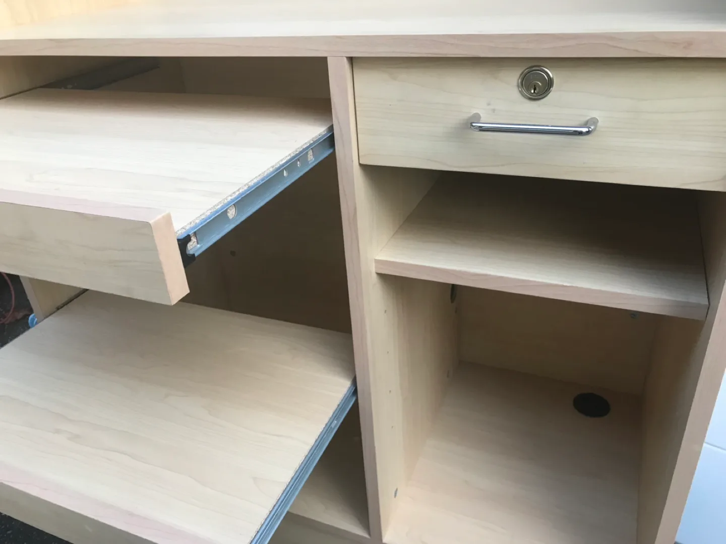 Wooden Countertop Reception Desk image indicator(8)