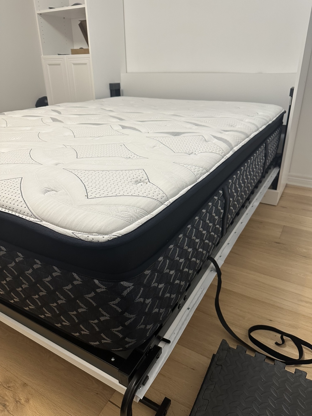 Queen Bed Mattress, Sealy Posturepedic Proback with Eurotop