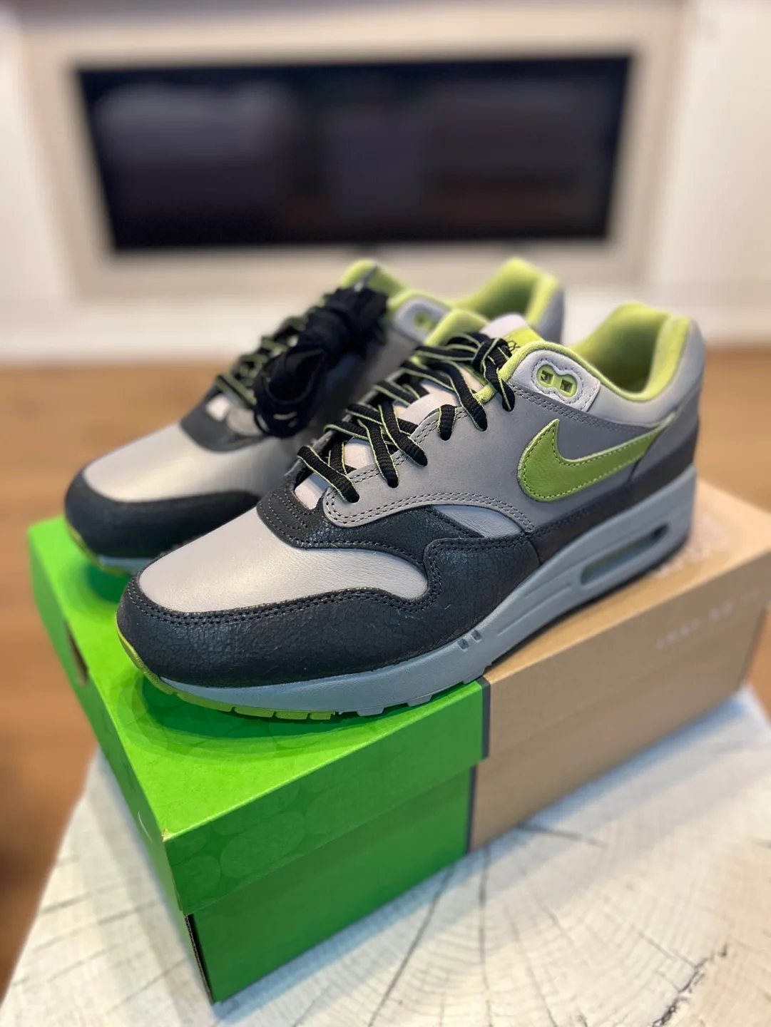 FS: DS Air Max 1 x HUF Green size 9.5  Brand new with box image indicator(3)